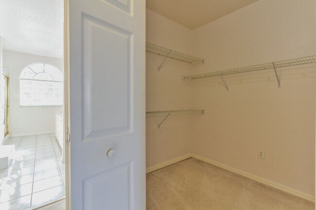 Building Photo - Beautiful Lake front home in West Kissimmee