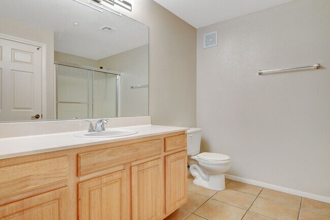 Building Photo - Beautiful  2bed 2bath Gated Community