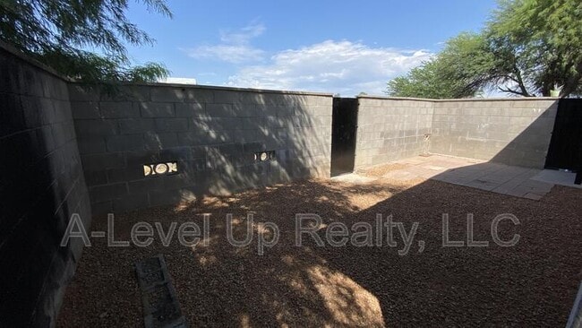 Building Photo - 419 E Thoroughbred St