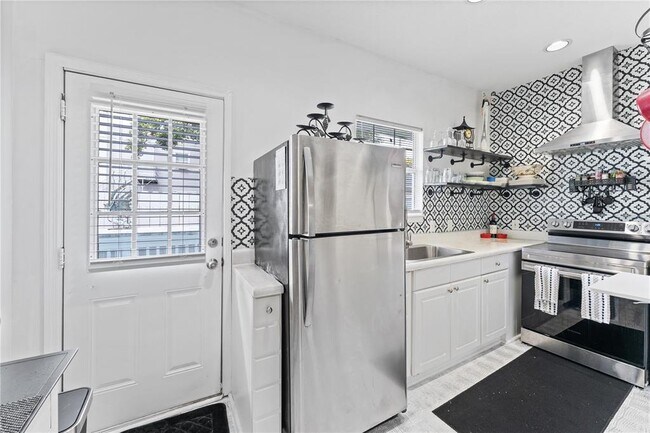 Building Photo - 914 8th St N