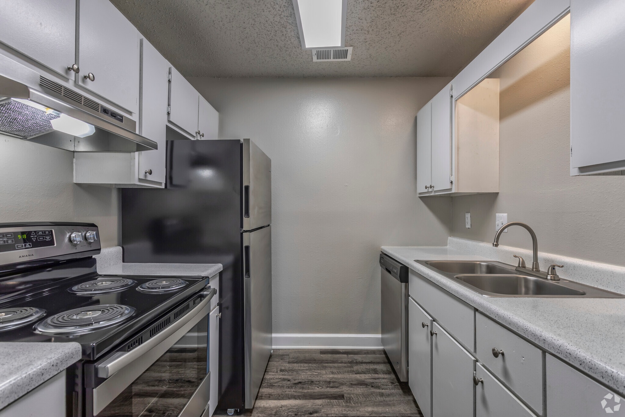 2BR, 1BA - 850 SF - Kitchen - Emory on Grand
