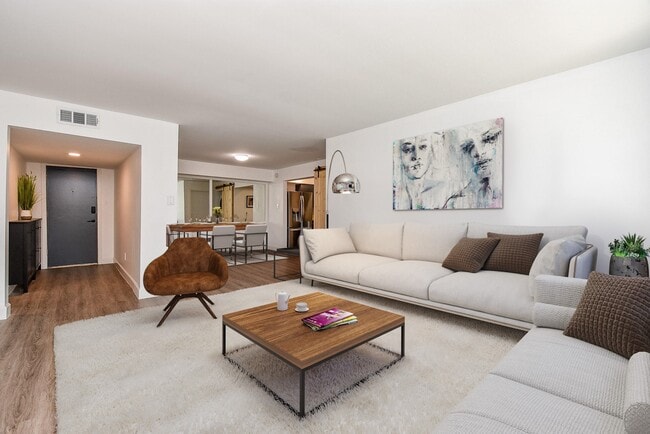 Building Photo - 357 N Post Oak Ln