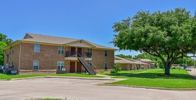 Building Photo - 200 Daniels Dr
