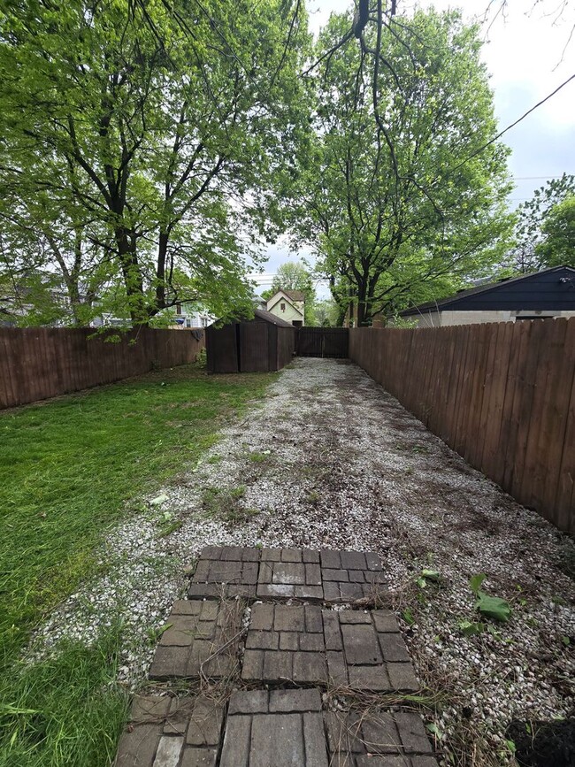 Building Photo - 2 BEDROOM SINGLE FAMILY