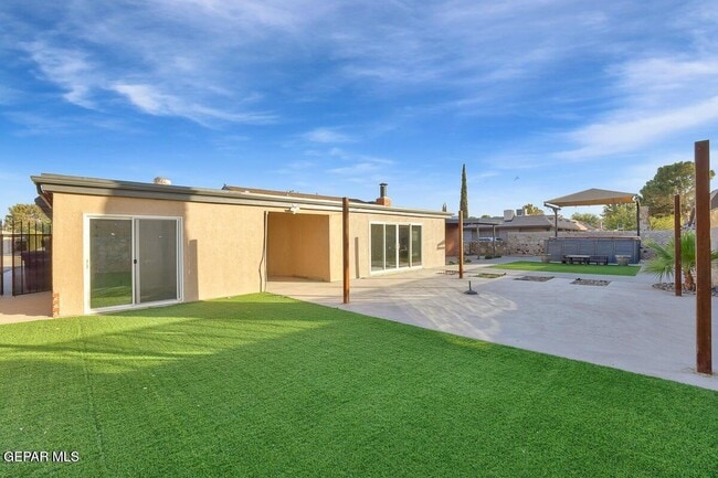 Building Photo - 3709 Roslyn Dr