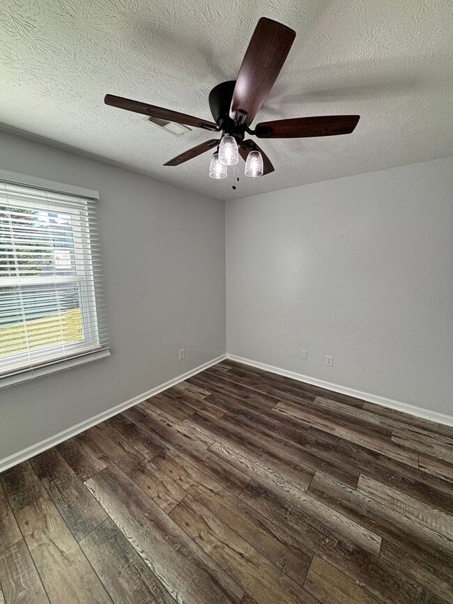 Building Photo - 3 Bedroom Home with Modern Updates & Small...