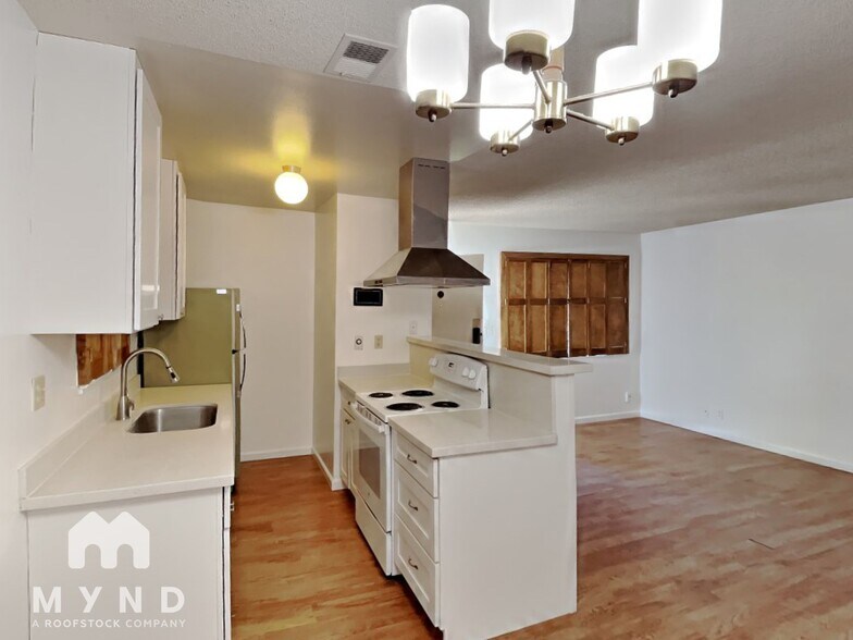 Building Photo - 5515 Spinnaker Dr