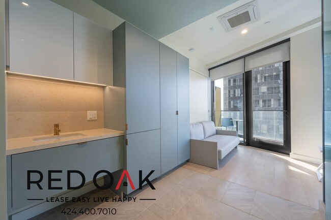 Building Photo - Fully Furnished, Luxury Private Suite, Roo...