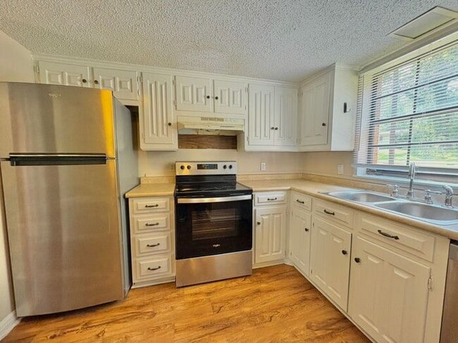 Building Photo - Available Now! Beautiful 3 bedroom 2.5 bat...