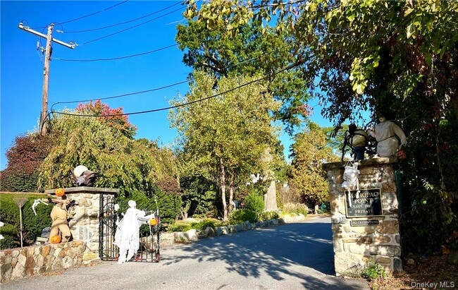 Building Photo - 33 Sycamore Rd