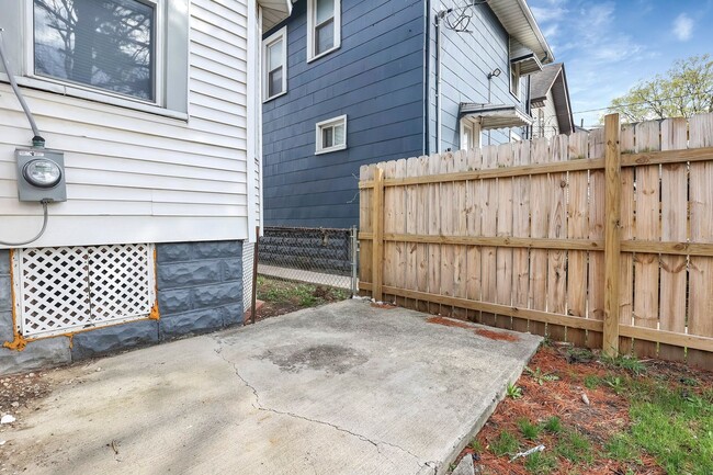 Building Photo - Updated 3 Bed Home