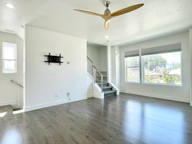 Building Photo - Gorgeous Townhome in South Jordan!