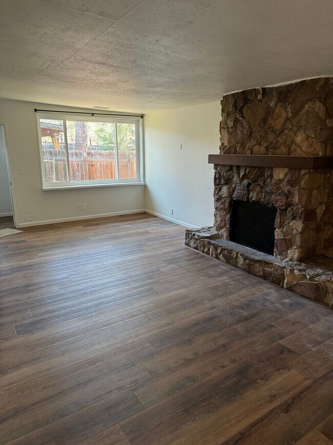 Building Photo - $500 Move-In Special! Remodeled Unit with ...