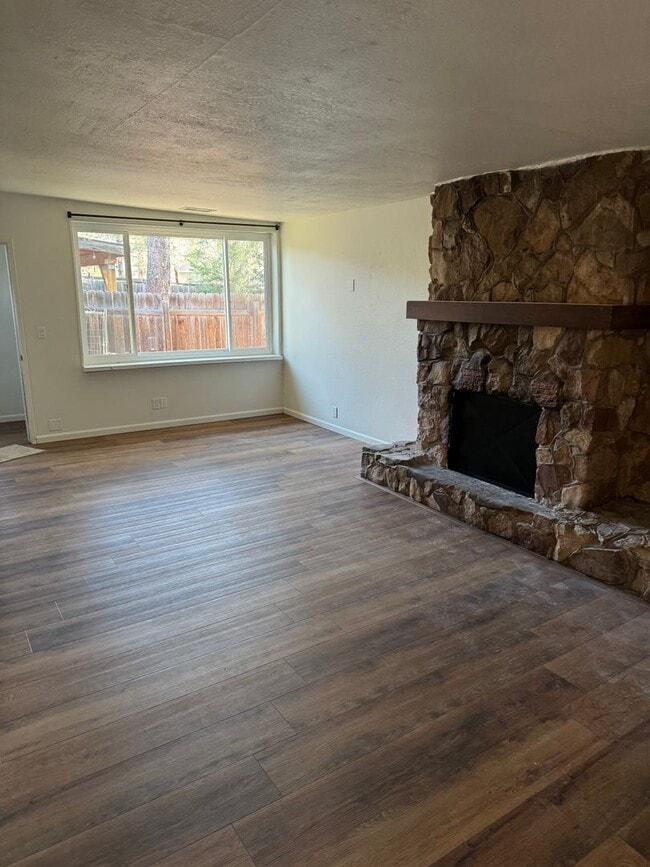 Building Photo - Back Unit of a Great Duplex in the Heart o...