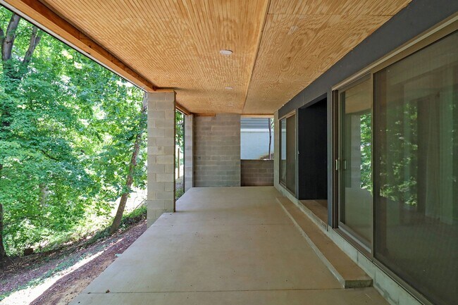 Building Photo - Spacious Pet-Friendly 4BR Home Near Downtown & UVA