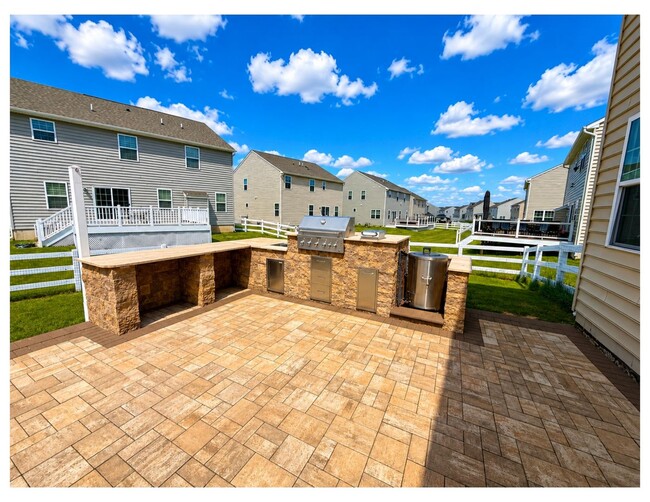 Building Photo - 805 Llanelli Dr