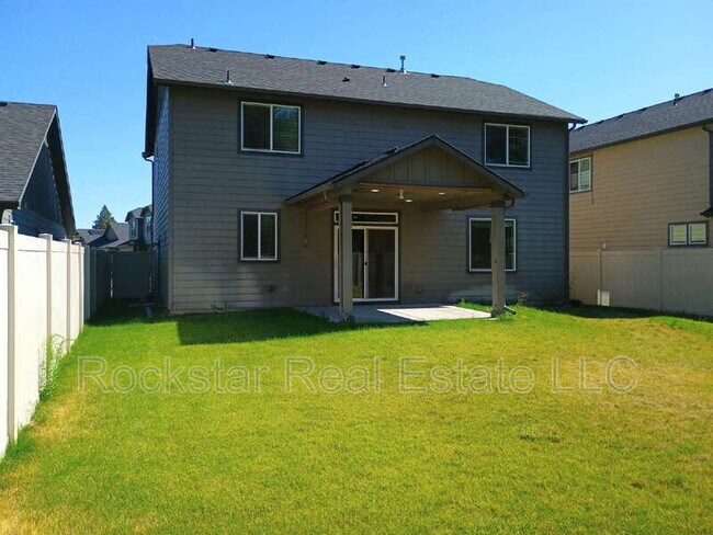 Building Photo - 1315 N Rogue River St