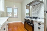 Building Photo - Charming Corner Unit One Bedroom! Large Pa...