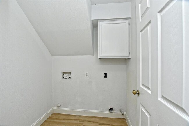 Building Photo - 17607 Klamath Falls Dr