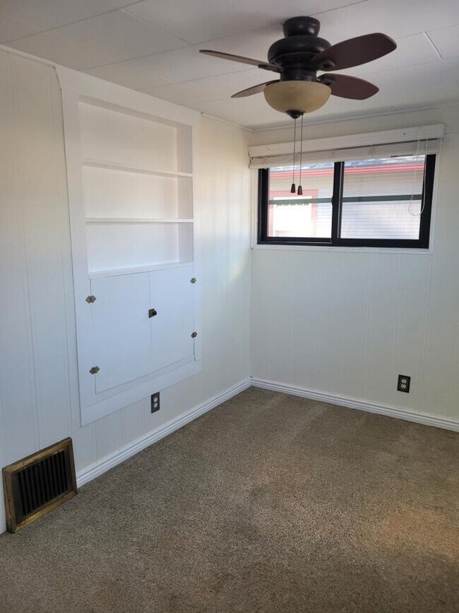 Building Photo - 2 bed 2 bath house