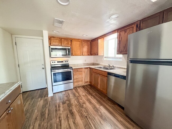 Building Photo - CLARKDALE: SINGLE-LEVEL END APARTMENT IN A...