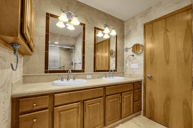 Building Photo - $2,195.95, 3-bed, 2-bed, ranch-style home with a large backyard and $300 off first month's rent