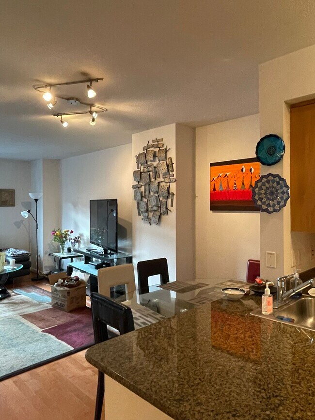 Building Photo - 1021 N Garfield St