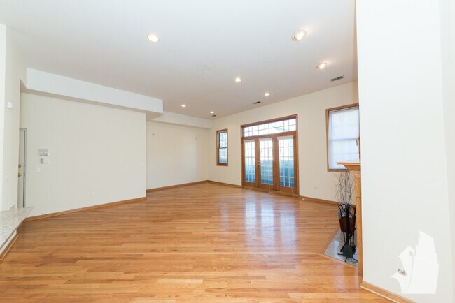 Building Photo - 2539 N Southport Ave