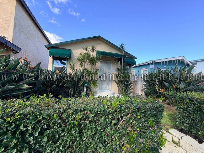 Building Photo - Cozy Single Family Home, Private Yard, Parking in Coveted West Side