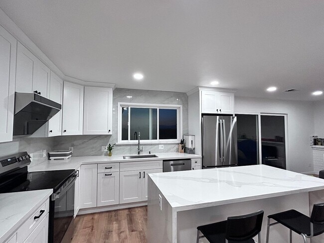 Building Photo - 635 River View Dr