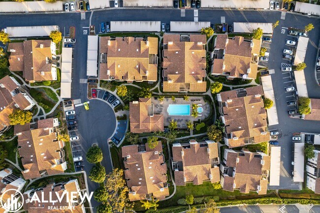 Building Photo - Beautifully Updated 2 Bed/2 Bath in Guard-Gated Ritz Pointe Community!