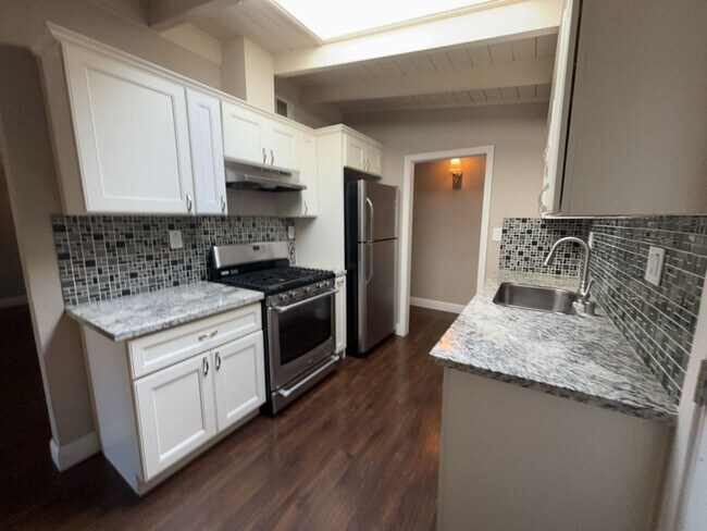 Building Photo - Updated 3 bedroom close to downtown and UC Davis campus, available for July move in!