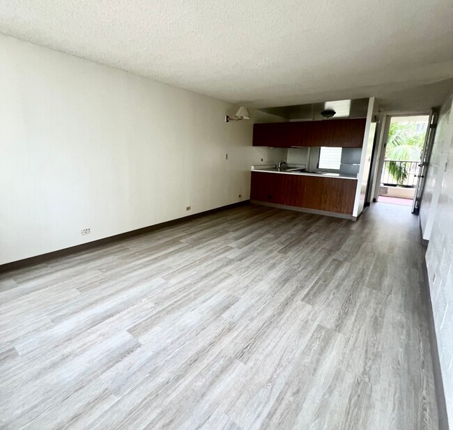 Building Photo - 1 Bedroom at Likini West* Parking * New Fl...