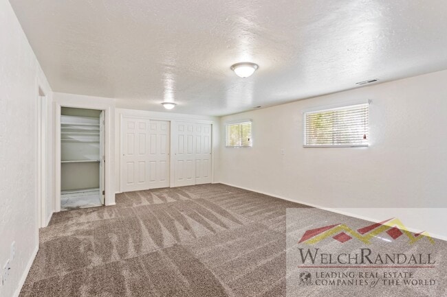 Building Photo - Elegant Layton Home Offering Space, Style,...