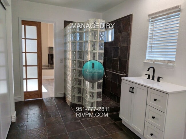 Building Photo - Charming Jurupa Valley home on a spacious ...