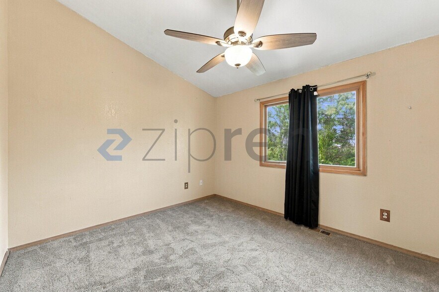 Building Photo - Unit