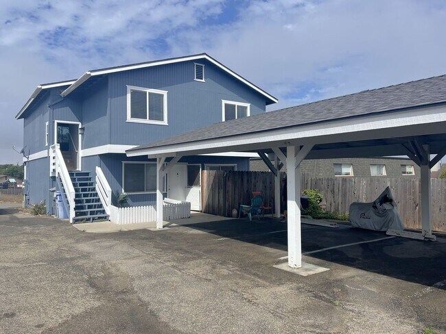 Building Photo - Beautifully Renovated Upstairs unit w/View...