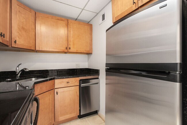 Building Photo - Professionally Managed & Recently Renovated // 2  Bedroom 2  Bathroom Condo // Meridian Hill Park...