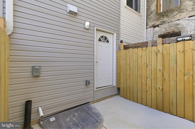 Building Photo - 1511 W Flora St