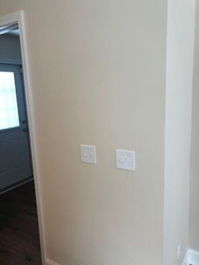 Building Photo - 44 Hartland Ct