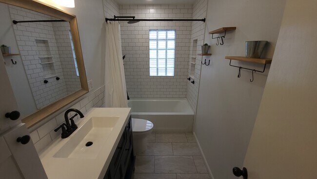 Building Photo - 424 11th St