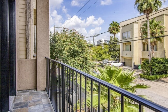 Building Photo - 5227 Lillian St