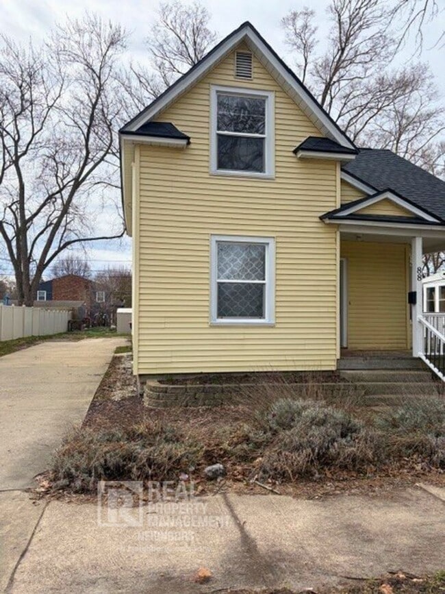 Building Photo - Welcome to Spacious 4 Bedroom, 1 Bathroom Holland Home