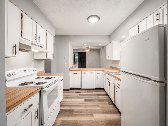 Building Photo - 8235-8237 Goldsmith Dr