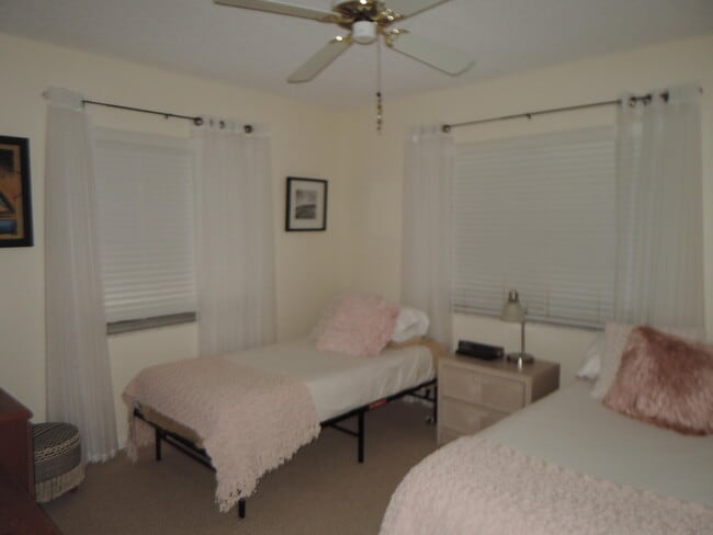 Building Photo - 1209 S Lakes End Dr