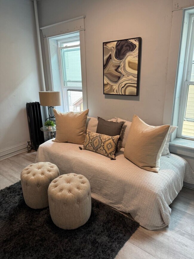Building Photo - NOW LEASING! Renovated 1 bed, 1 bath avail...