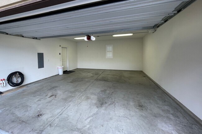 Building Photo - Stunning Portola Springs 3 Bed 3 Bath Condo