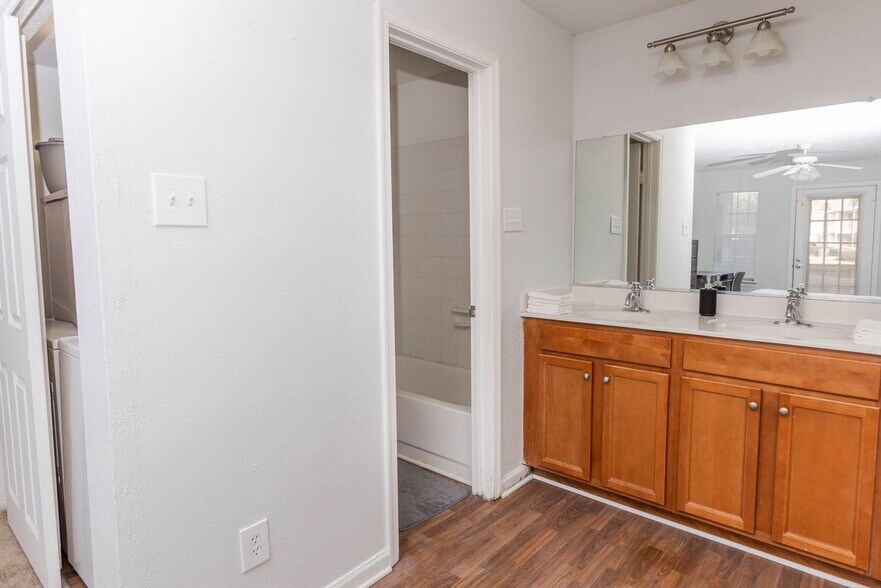 Building Photo - 1205 Ashleigh Dr