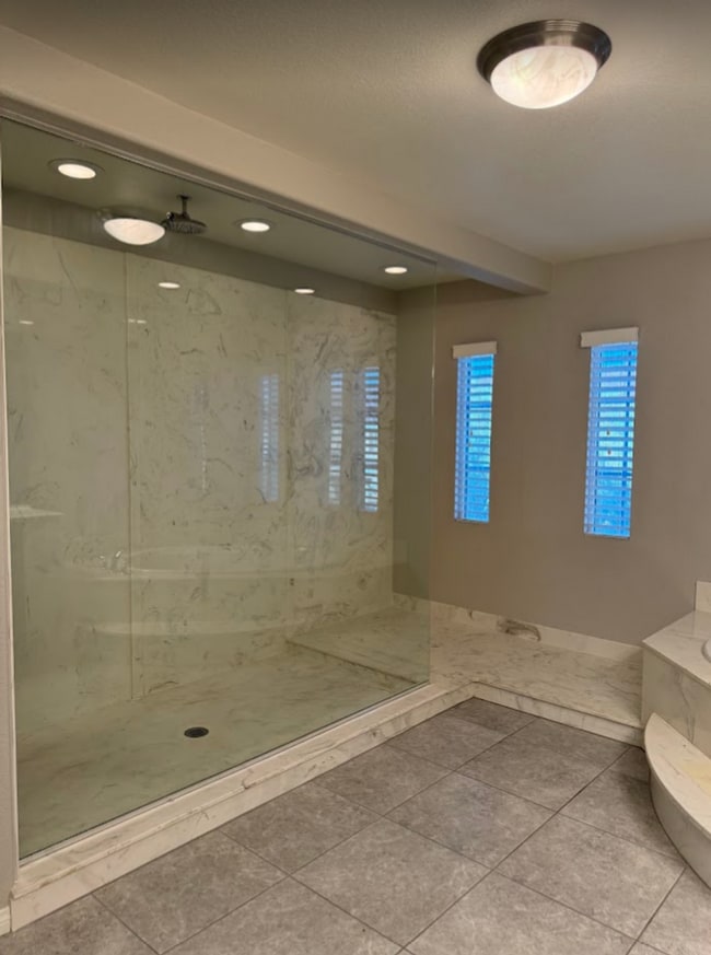 Building Photo - Large Stunning 5 Bedroom Home in the South...