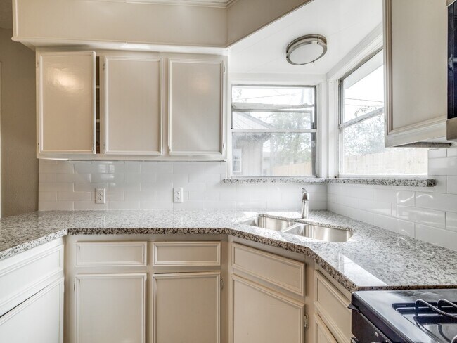 Building Photo - 411 Gober St